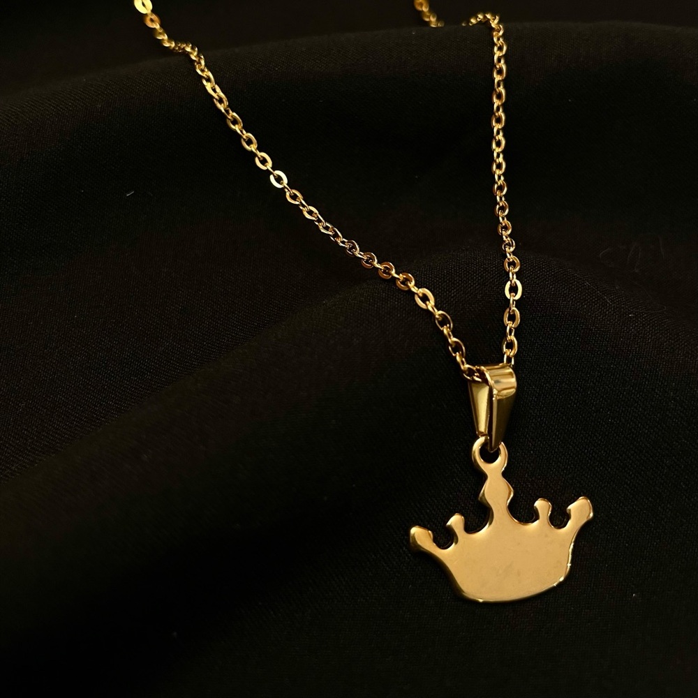 Elegant Gold stainless steel Crown Pendant Necklace
